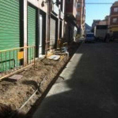 Remodelación del entorno urbano de Petrel , adecuando las aceras, eliminando las anteriores