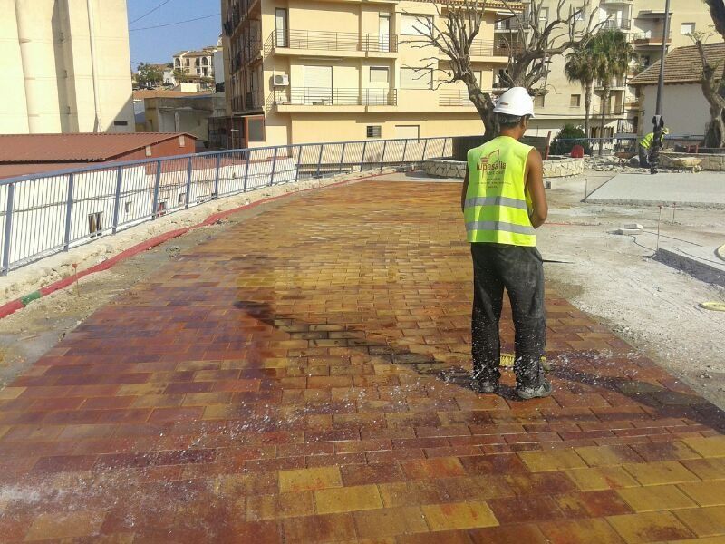 Reurbanización Plaza Ermita de Polop, limpieza y finalización de la plaza