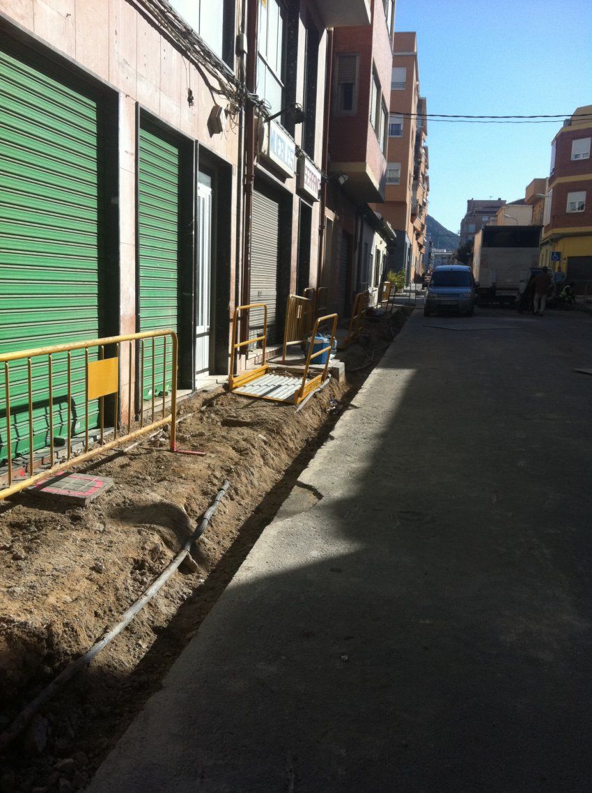 Remodelación del entorno urbano de Petrel , adecuando las aceras, eliminando las anteriores