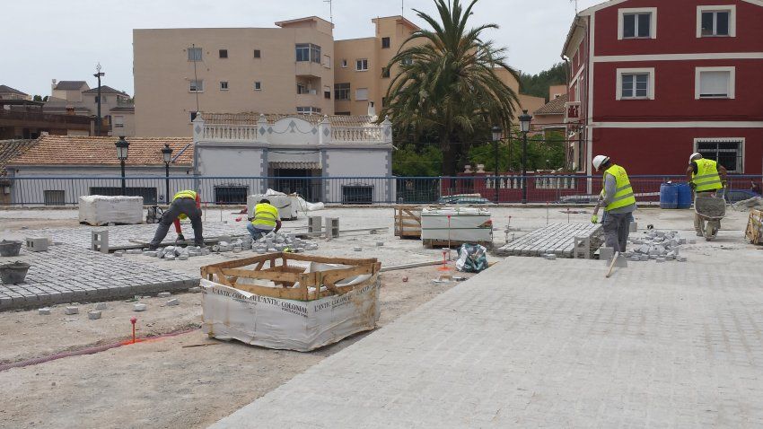 Reurbanización Plaza Ermita de Polop   colocación del adoquin